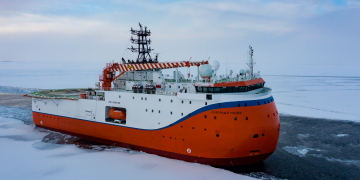 Severny polyus (North pole) ice-resistant platform